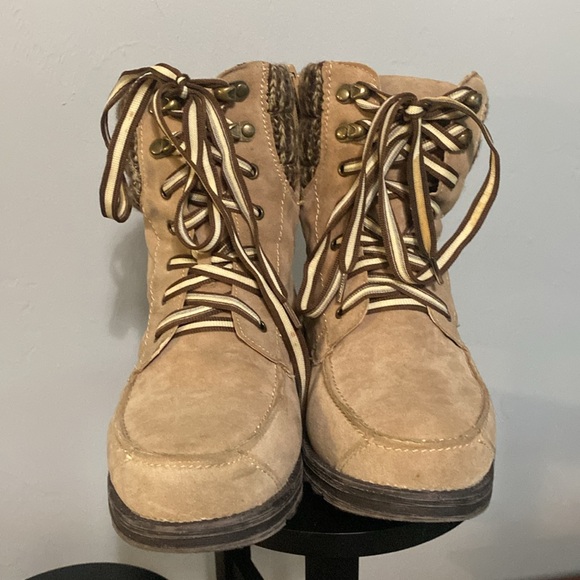Muk Luks tan suede boots, size 7. - Picture 7 of 12